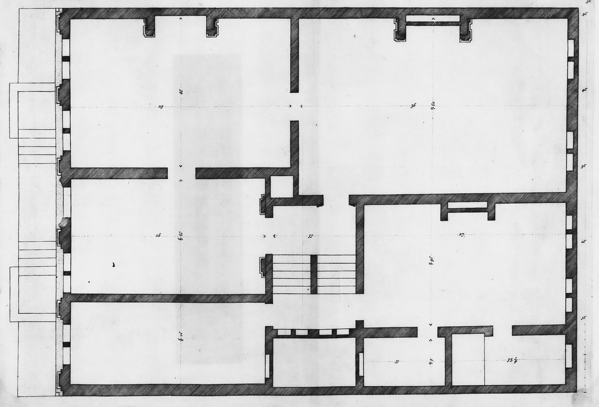 Oude getekende plattegrond van een woonhuis, met muren in zwart.